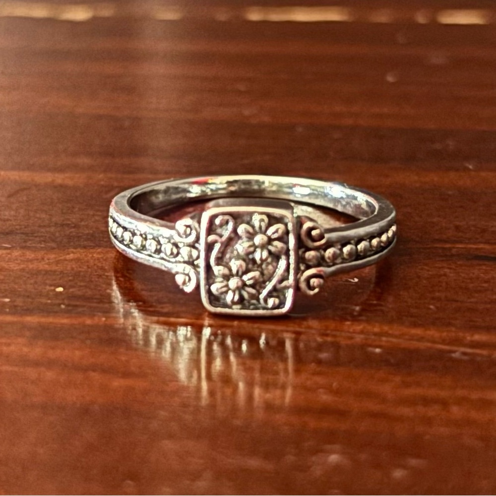 Elegant Silver Floral Ring size 9.5